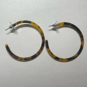 Tortoise shell colored resin hoop earrings